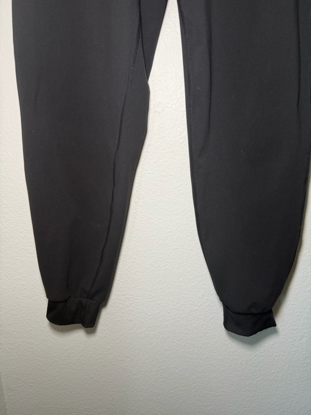 Size S Vuori Women's Black Mid-Rise Drawstring Joggers inseam 26” - Picture 6 of 8
